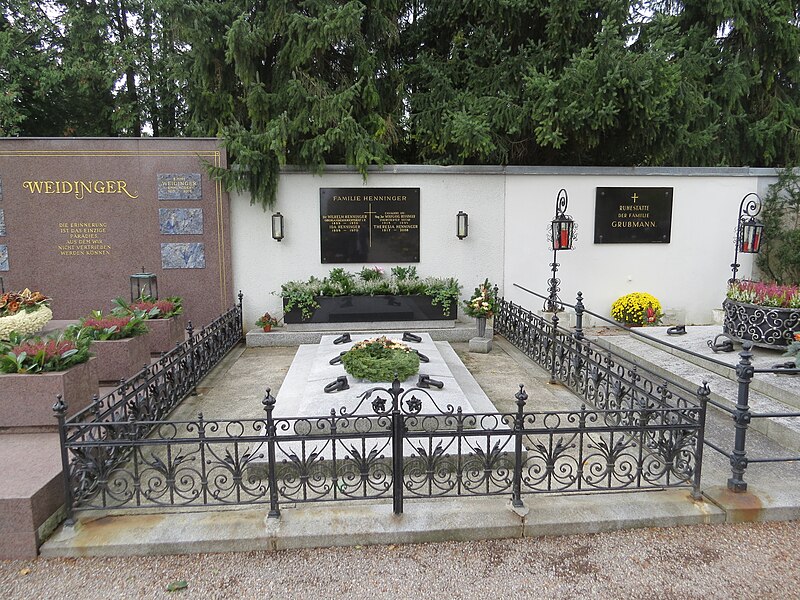 File:2017-10-31 (567) Hauptfriedhof St. Pölten.jpg
