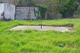 Le puits de la Chapelle fermé par une dalle en béton.