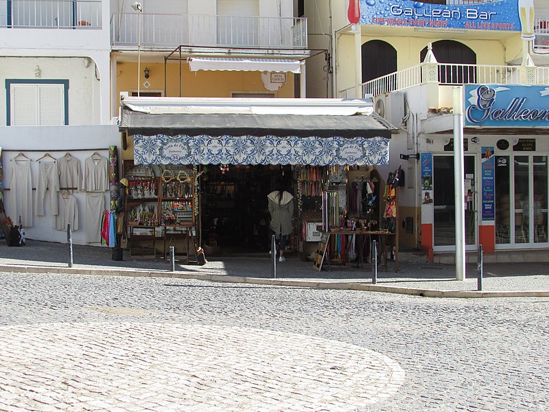 File:22 November 2016, Shop, Rua 25 de Abril, Olhos de Água.JPG