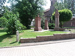 Oorlogsmonumenten Eerste en Tweede Wereldoorlog bij de Evangelische Klosterkirche (Kloosterkerk) en ruïne