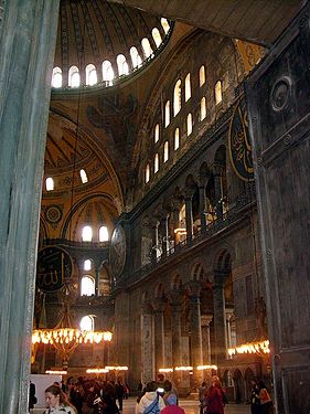 Hagija Sofija, čeprav se uporablja kot mošeja in zdaj muzej, ohranja nekaj starih mozaikov.