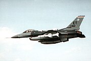 ハープーンASMを搭載して飛行するF-16戦闘機