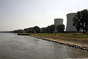 Nuklearna elektrana Biblis je smještena na rijeci Rajni. Na desnoj strani se vide 2 rashladna tornja reaktora A. Ispred se vidi obala, gdje su iskrcani s broda teški dijelovi, kao što su reaktorske posude i parne turbine.