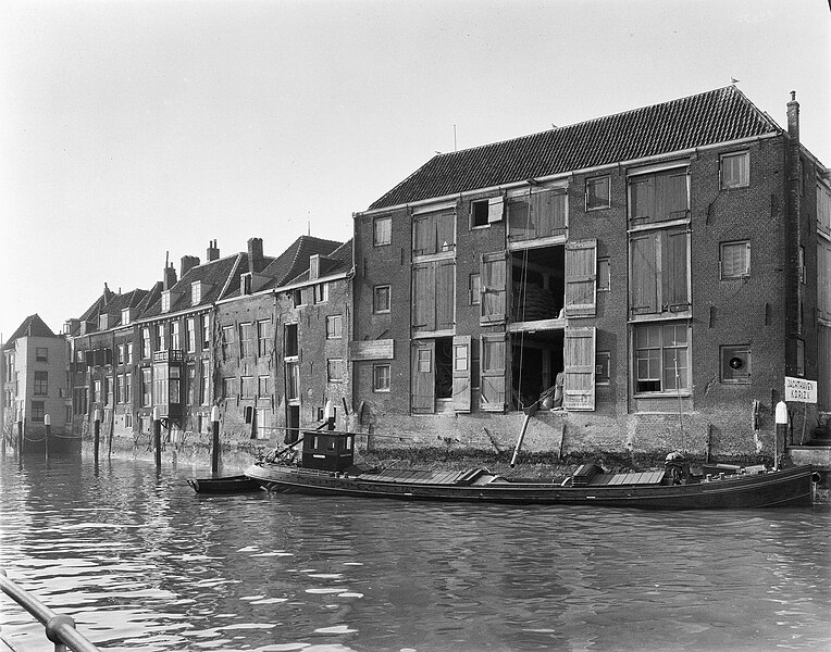 File:Achterzijde van panden gezien van af Buitenwalevest - Dordrecht - 20062199 - RCE.jpg