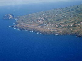 Castelo Branco shahridagi xalqaro aeroport va shaharlashgan aholi punktining ko'rinishi