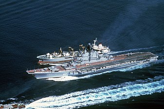 Hangarfartyget Minsk fyller på bränsle från ett tankfartyg av Morskoj Prostor-klass.