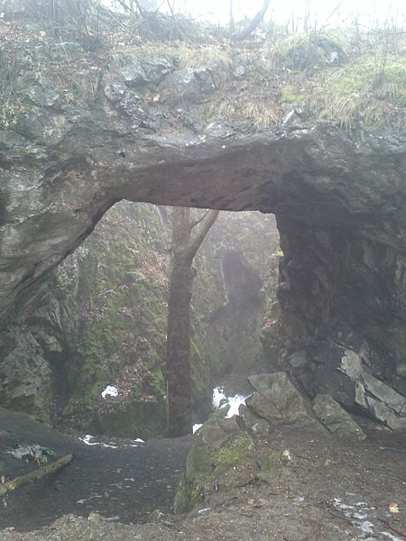 File:Aksamitova brána, v mlze.jpg