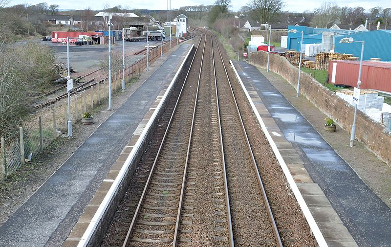 File:Annan Railway Station - view north.JPG