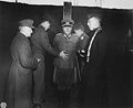 Alman General Anton Dostler kurşuna dizilmeden önce direğe bağlanıyor (1 Aralık 1945, İtalya)