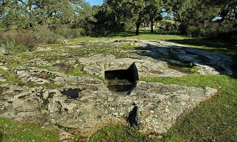 File:Area archeologica di Pranu Muttedu - Domus de janas 01.jpg