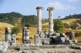 Vestiges d'un temple avec des colonnes ioniques