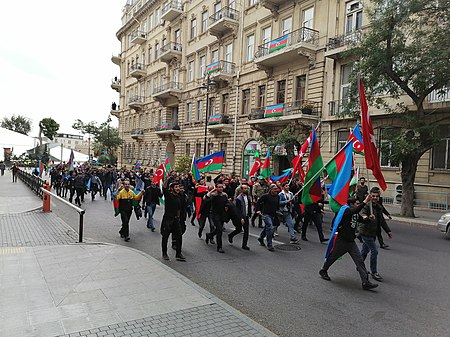 Tập_tin:Azerbaijani_people_celebrating_victory_in_Karabakh._Sheikh_Shamil_street.jpg
