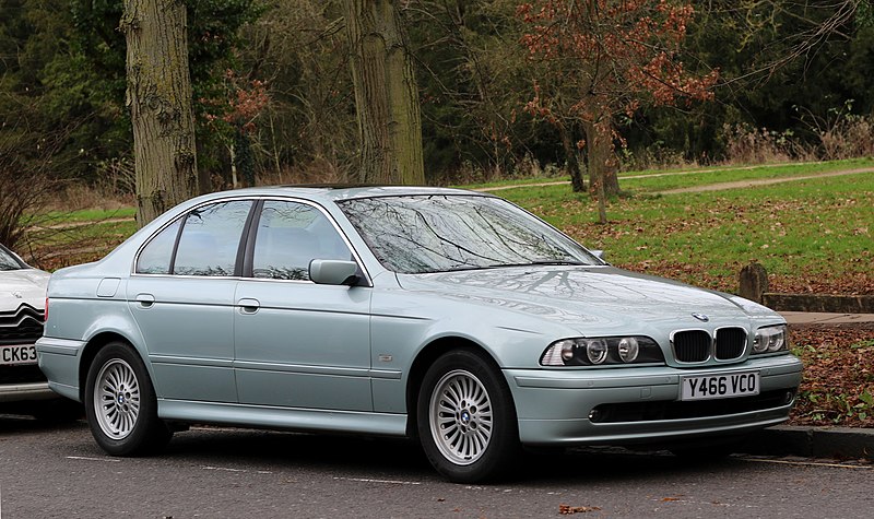 File:BMW 525 (E39) 2494cc registered March 2001 Queens Road behind Clare College.jpg