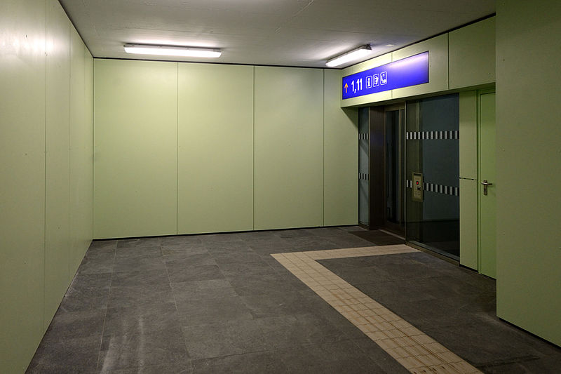 File:Bahnhof Mürzzuschlag Aufzug Halle.JPG