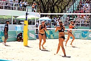 Deutsch: Beachvolleyball bei den Olympischen Jugendspielen 2018; Tag 9, 15. Oktober 2018; Mädchen, Viertelfinale: USA-Spanien 2–1 (21–19/17–21/15–9) English: Beach volleyball at the 2018 Summer Youth Olympics at 15 October 2018 – Girls Quarterfinals: USA-Spain 2–1 (21–19/17–21/15–9)