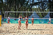 Deutsch: Beachvolleyball bei den Olympischen Jugendspielen 2018; Tag 8, 14. Oktober 2018; Mädchen, Achtelfinale – Bolivien-Puerto Rico 0:2 (18–21/18–21 ) English: Beach volleyball at the 2018 Summer Youth Olympics at 14 October 2018 – Girls Round of 16 – Bolivia-Puerto Rico 0:2 (18–21/18–21 )