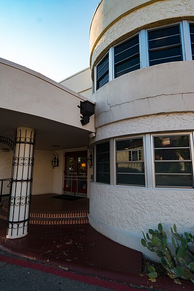 File:Belmont Hotel Entrance (28434983952).jpg