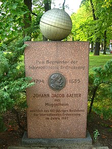 Gedenkstein für Baeyer in Berlin-Müggelheim (Quelle: Wikimedia)