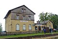 Aggregate of Großvoigtsberg station: entrance signal, telegraph and communication line, switch, railroad master's border post, two level crossings, two lever tensioning devices, exit signal, telephone booth, small wooden house, reception building, station well, signal and bolt crank mechanism, small intercom, switch box, two freight cars, station stop in the station area, an electrician, loading street and ramp, loading jig, goods shed, telephone line system (all components of the entity are parts of the entity)