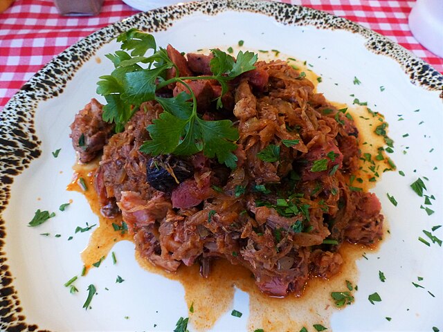 https://upload.wikimedia.org/wikipedia/commons/thumb/f/f2/Bigos_%281%29.jpg/640px-Bigos_%281%29.jpg