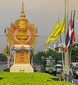 ภาพการประดับธงตราสัญลักษณ์พระราชพิธีมหามงคลฉลองสิริราชสมบัติครบ ๖๐ ปี และ ธงชาติไทย ณ บริเวณถนนราชดำเนิน