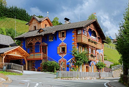 "Cesa bruma", the Blue House, Strada Rezia 320, Urtijëi, South Tyrol, Italy