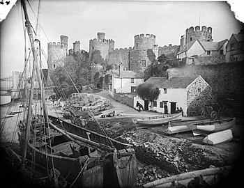 Tref Conwy: Daearyddiaeth, Hanes, Adeiladau