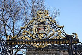 Armoiries de Bordeaux sur le portail.