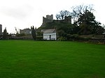 Pozůstatky vnitřní vrátnice a hradby na východ a západ, hrad Lewes
