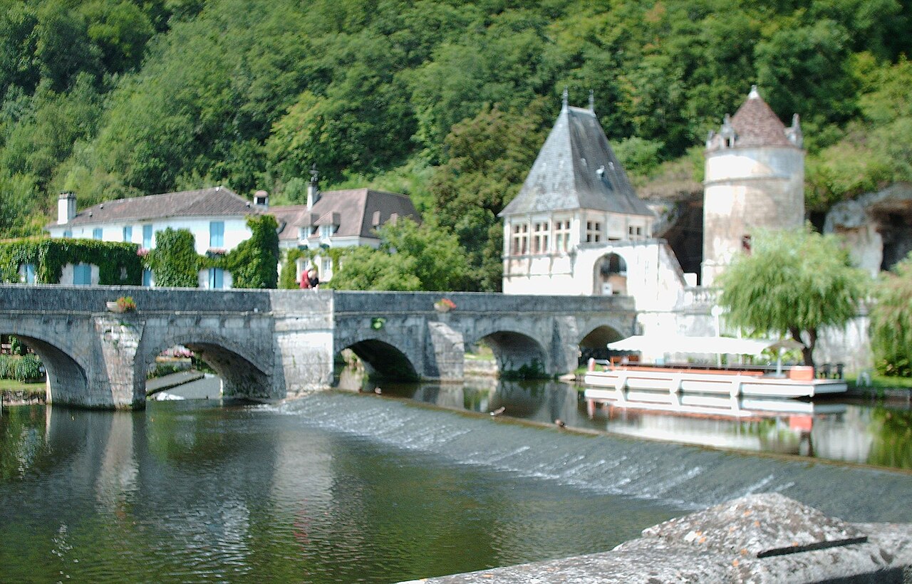 File:Brantôme - Pont coudé et porte Saint-Roch.jpg - Wikimedia Commons