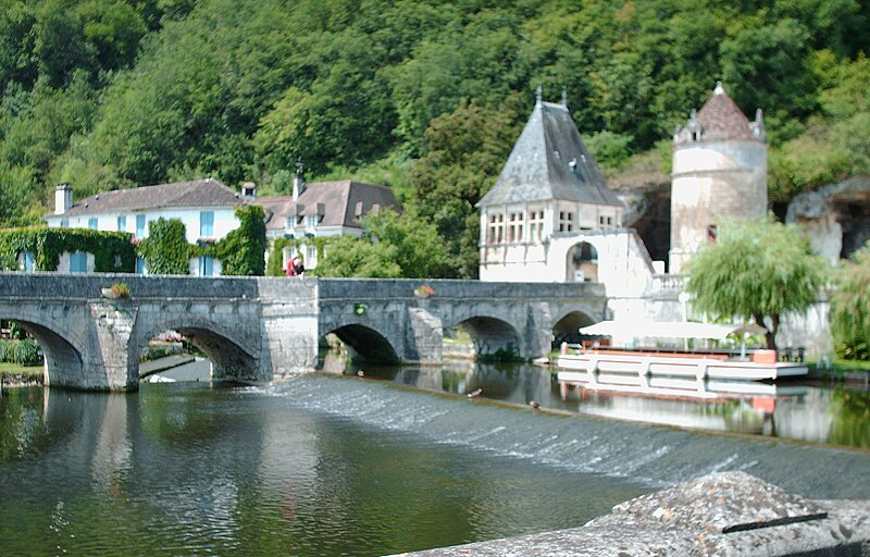 File:Brantôme - Pont coudé et porte Saint-Roch.jpg