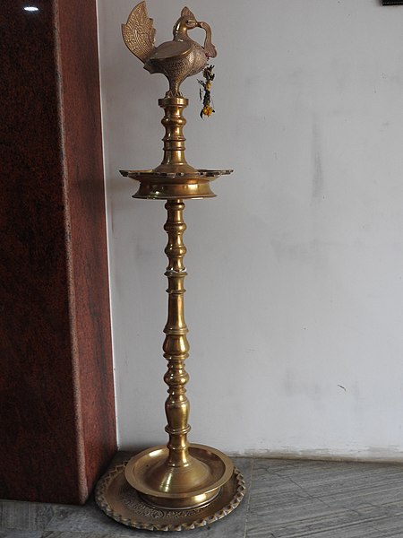 File:Brass Kuthuvillakku-1-tirunelveli-India.jpg