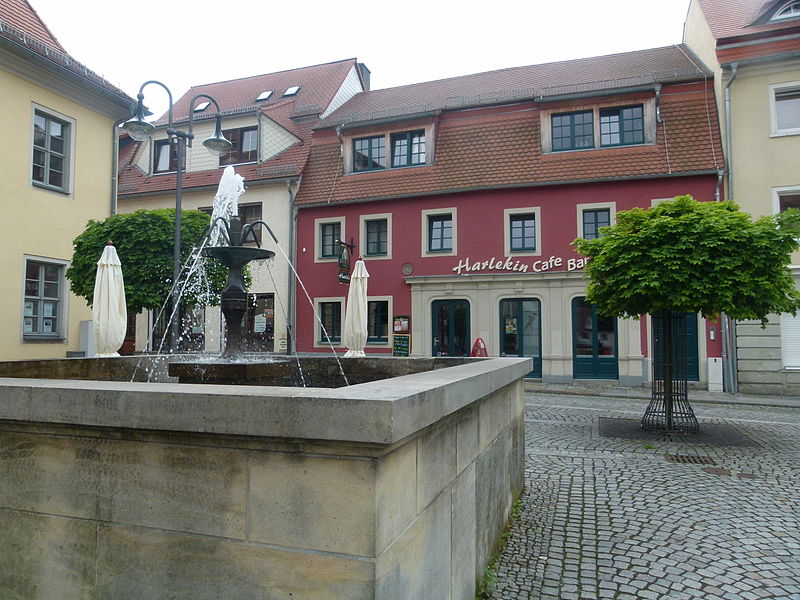 File:Brunnen Julius-Kühn-Platz Pulsnitz 3.JPG