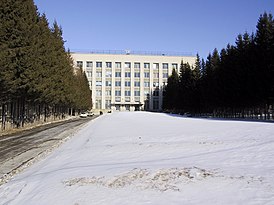 O edifício do Instituto de Física Nuclear em homenagem a G.I. Budker do Ramo Siberiano da Academia Russa de Ciências no Novosibirsk Academgorodok (1 de março de 2002).