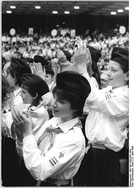 File:Bundesarchiv Bild 183-1986-0421-054, Berlin, XI. SED-Parteitag.jpg