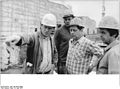Bundesarchiv Bild 183-T0519-0049, Zwickau, Bauarbeiter, Arbeitsbesprechung.jpg