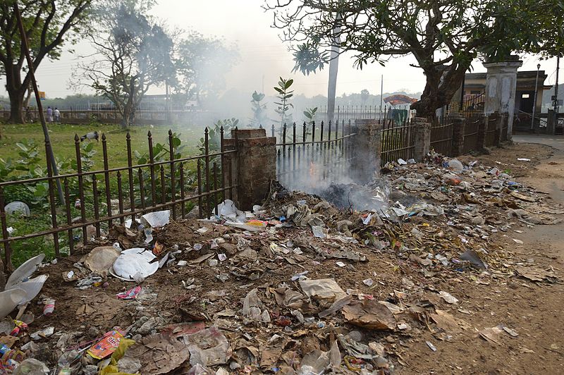 File:Burning Garbage - Nizamat Fort Campus - Lalbagh - Murshidabad 2017-03-28 6537.JPG