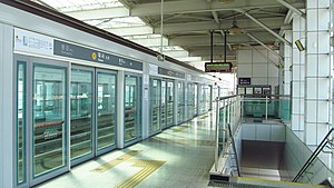 Busan-gimhae-light-rail-transit-09-platforma stanice Daesa-20180331-152008.jpg