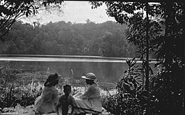 Aan de oever van het meer van Sangiang op de hellingen van de vulkaan Tjareme West-Java (1918, collectie Wereldmuseum Amsterdam)