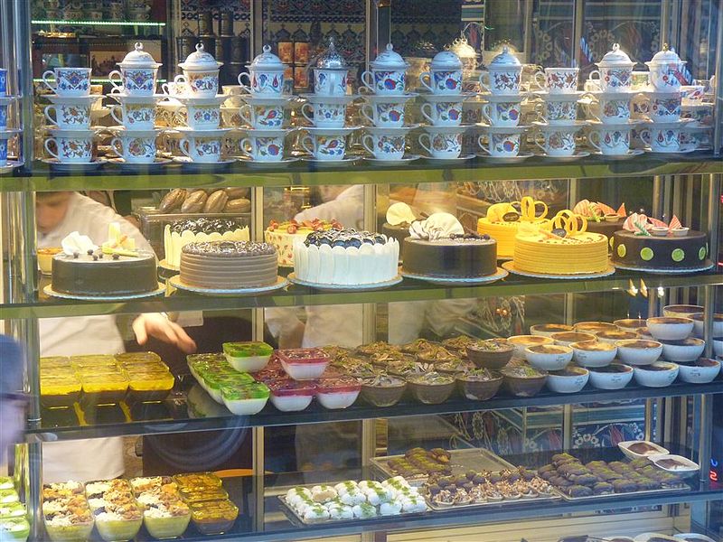 File:Cake displayed in shop in Istanbul city.JPG