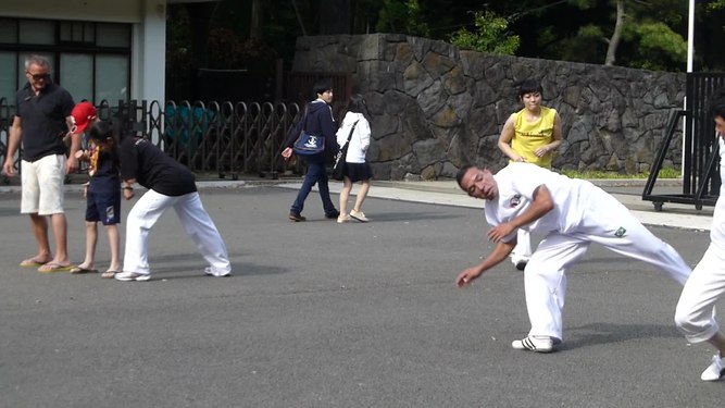 Fil: Capoeira-Yoyogipark-2014.ogv