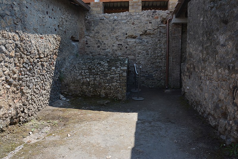 File:Casa del Larario di Achille (Pompei) WLM 031.JPG