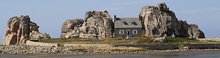 La casa tra le rocce di Castel Meur a Plougrescant