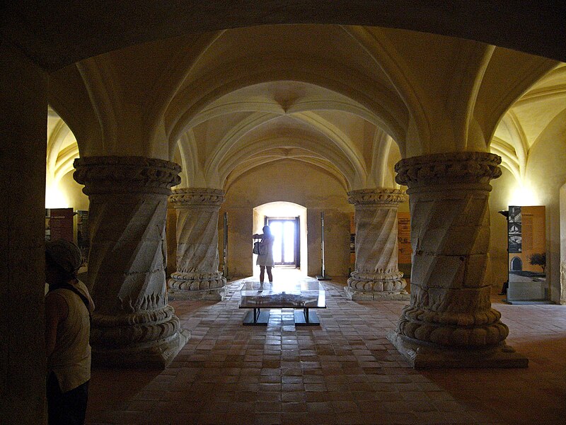 File:Castelo de Evoramonte interior (7914603926).jpg