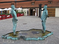 Statue ispred muzeja Franca Kafke (2004), Prag