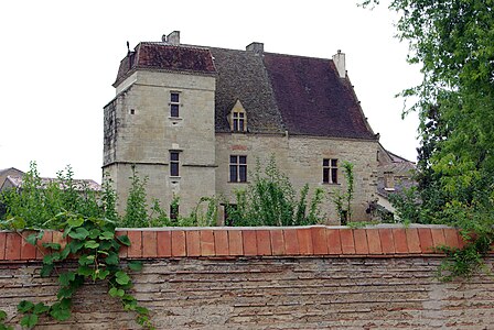 Le château après restauration et reconstruction de la partie effondrée.