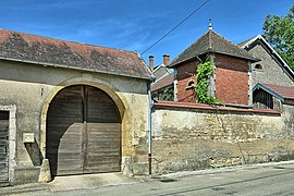 Le portail et le pigeonnier carré du château.