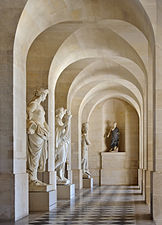 Vue de la galerie basse, au rez-de-chaussée du château de Versailles.