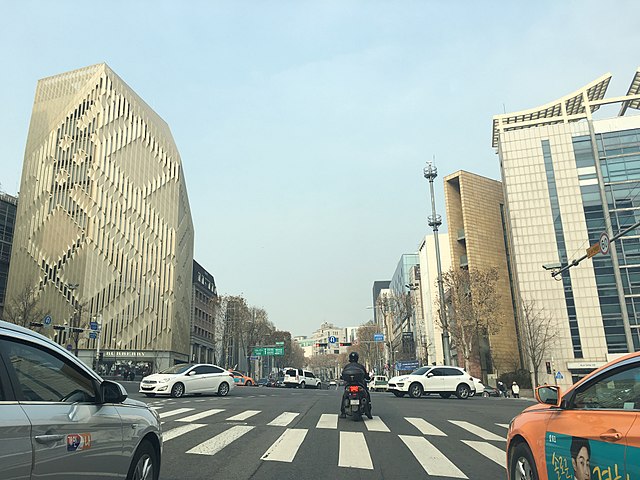Cheongdam Intersection, the starting point of Cheongdam Fashion Street