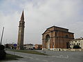 La parrocchiale con, vicino, il campanile